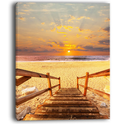 « brown en bois boardwalk into beach », reproduction de photo sur toile tendue