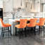 Velours de style Mid-Century, boutons, pieds en bois massif, de 2 chaises de bar rembourrées orange, capitonnage, hauteur réglable,