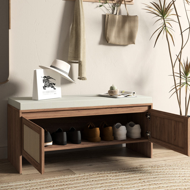 Banc en similicuir avec siège rembourré et conception résistante, bois franc d'ingénierie, grand espace de rangement pour le banc d'entrée en PP Mid-Century Essentials, coussin amovible, sièges confortables