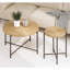 Table basse 2 places imperméable et recouverte. Design cylindrique vieilli. Pieds en métal noir. Dimensions idéales pour la maison. Choix de couleurs varié. Charme rustique. Style rustique.