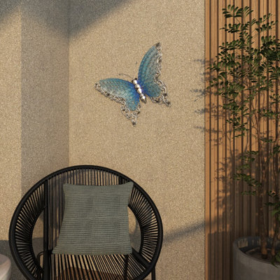 Décoration murale papillon en métal avec détails à volutes argentées