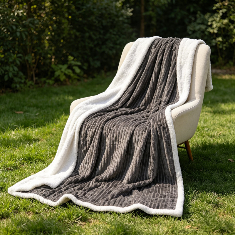 Jeté en sherpa réversible très grand rayé gris, 87 po x 94 po., Gris