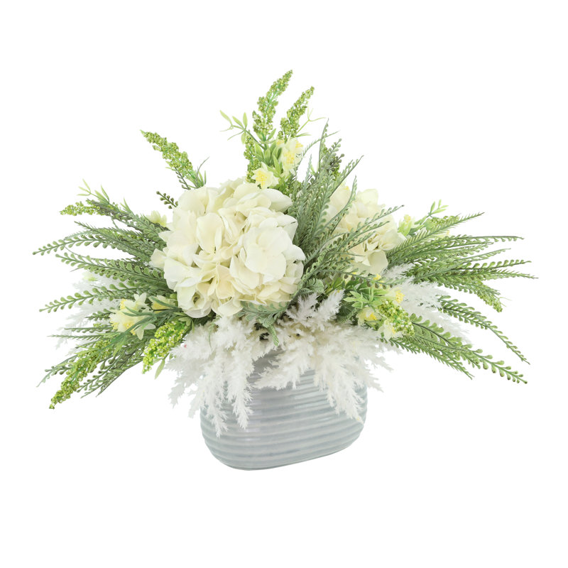 Hortensias, pampas et fougères disposés dans un pot en céramique