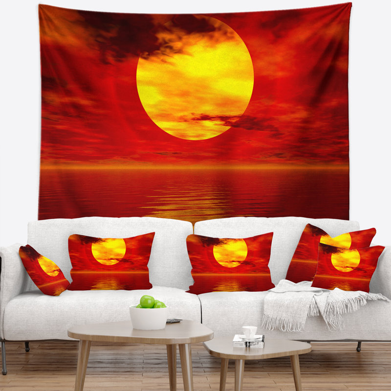 Tapisserie du soleil doré dans les eaux rouges, H 50 po x l 60 po