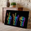 Reproduction d'art sur toile, "Neon Vibrant Style" avec illustration de quatre mains positionnées dans une suite représentant les lettres L OV-935390842
