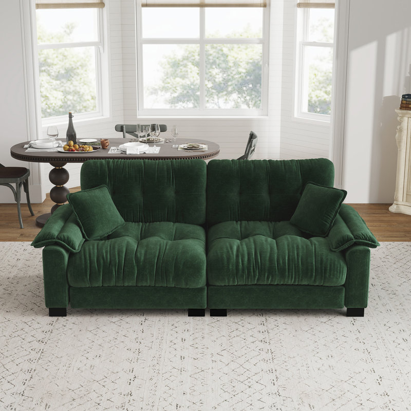 Canapé moderne plissé en chenille verte de 94 pouces à trois places, équipé d'un support à ressorts durable et de coussins en mousse épaisse et dense.