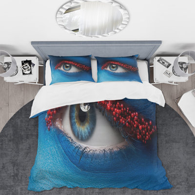 Œil féminin avec peinture bleue sur le visage et boules rouges - ensemble de housse de couette moderne - polyester en microfibre