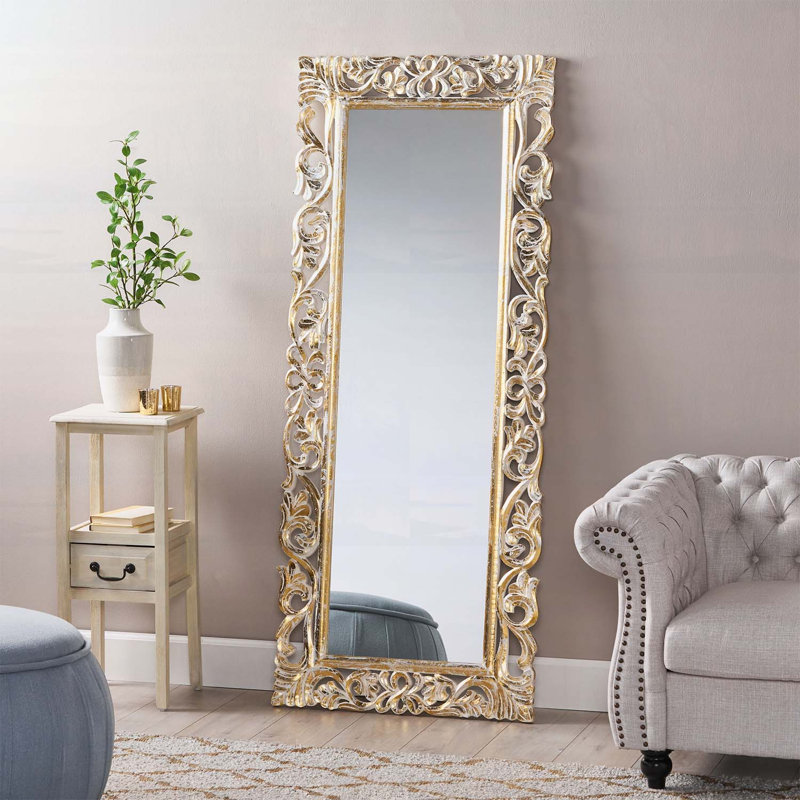 Miroir rectangulaire sculpté à la main avec motif floral orné et finition vieillie, parfait pour un décor élégant.