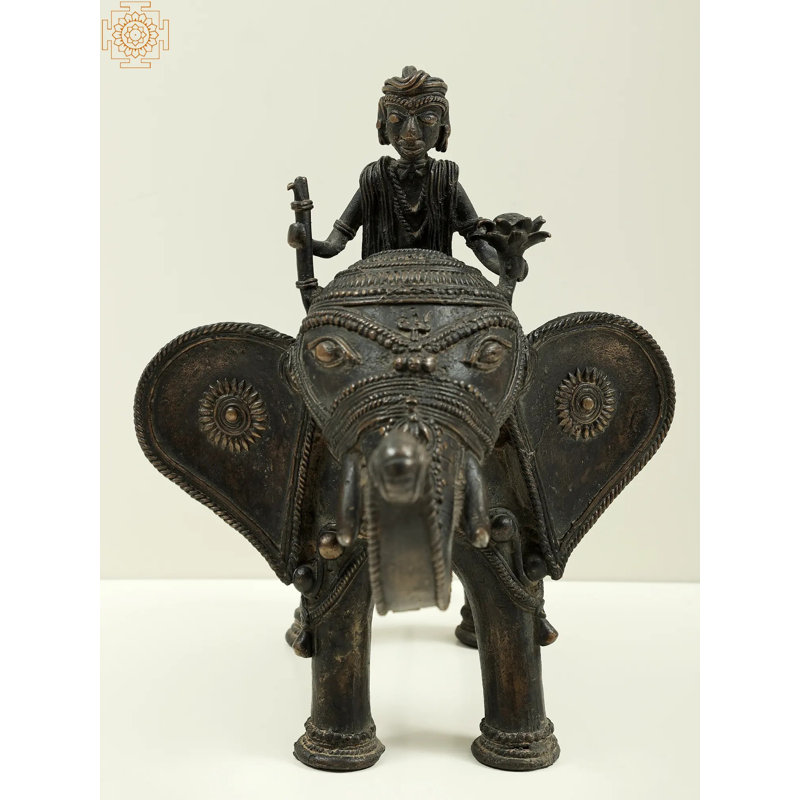 Figurine d'homme tribal assis sur un éléphant