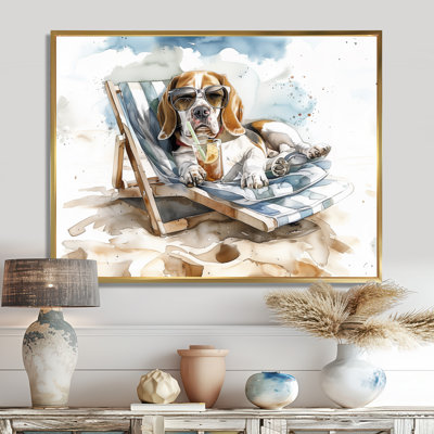 Beagle avec lunettes de soleil sur une chaise de plage