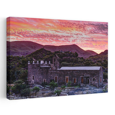 Vue d'ensemble du bâtiment de Mission Santa Rosalia De Mulege au coucher du soleil, Mulege, Baja California Sur, Mexique, architecture contemporaine, art mural