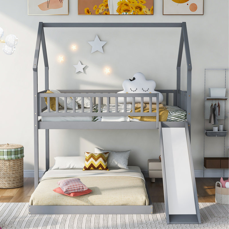 Lit superposé simple au-dessus d'une chambre double avec glissade et échelle intégrée, garde-corps pleine longueur, gris