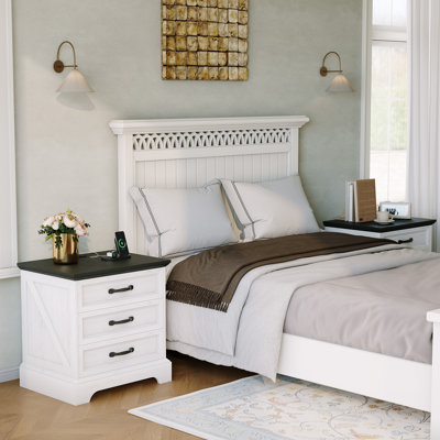 Table de chevet blanche de style ferme moderne avec station de recharge et 3 grands tiroirs, table d'appoint rustique de 63 cm de large pour chambre, salon et bureau