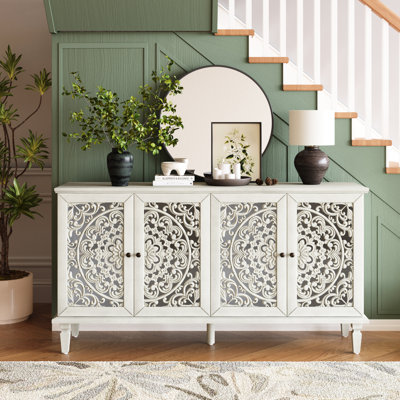 Buffet floral de 152 cm (60 po) avec structure en bois massif, étagères réglables et poignées en laiton antique – Idéal pour un téléviseur de plus de 165 cm (65 po) dans le salon principal. Sculptures ajourées. Un buffet pratique pour l'entrée.