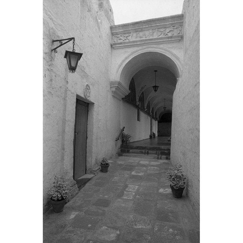 Mission de St. Catalina à Arequipa, Pérou par Russell Mott - photographie non encadrée, H 36 po x l 24 po x P 0,01 po