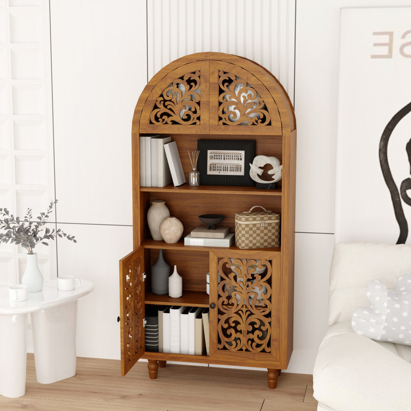 Armoire vintage en bois sculpté arqué avec tablettes ouvertes, H 67 po x l 11,8 po x P 31,5 po