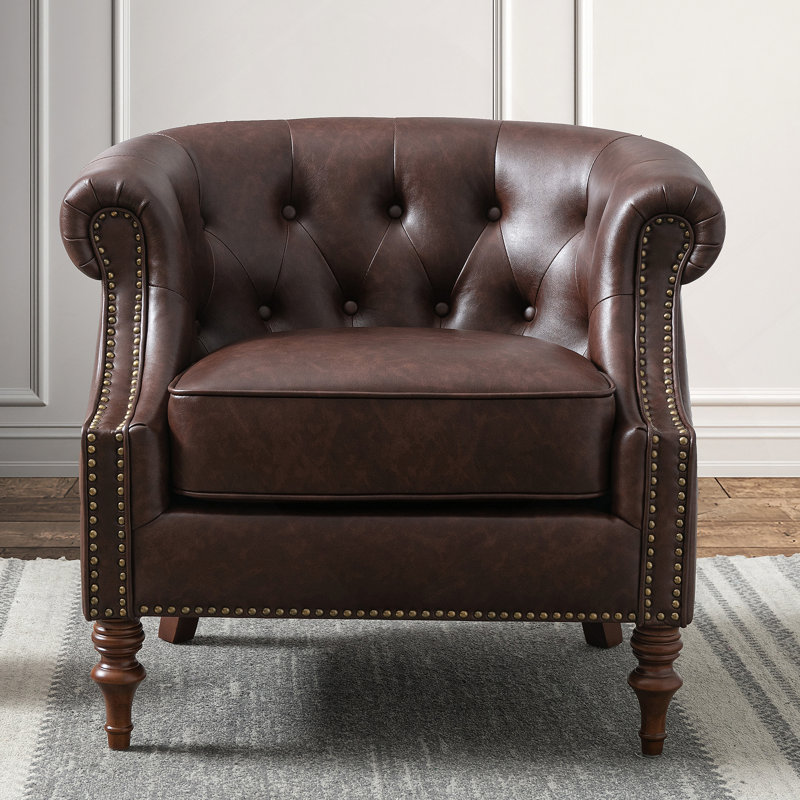 Chaise d'appoint capitonnée en similicuir brun avec garniture cloutée pour le confort et le style dans n'importe quelle pièce