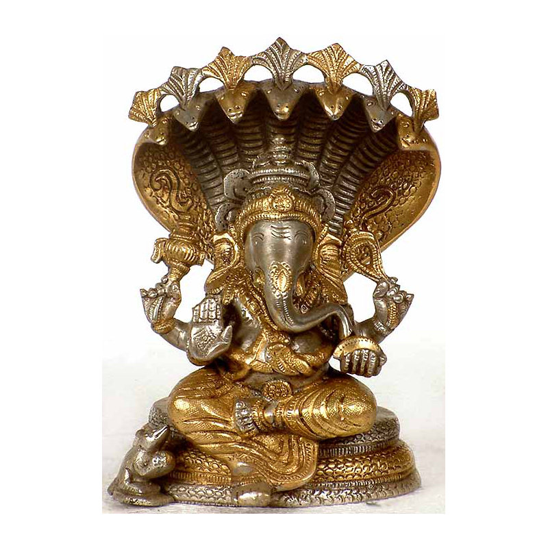 Ganesha assis sur Sheshnaga