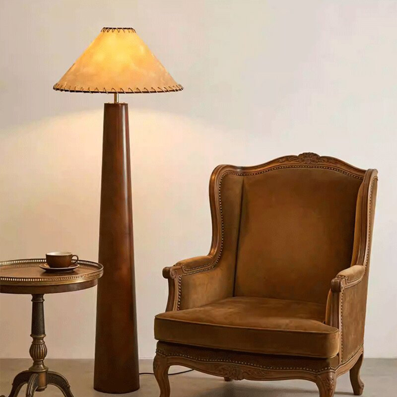 Beige + lin brun + lampes sur pied de forme libre en bois massif