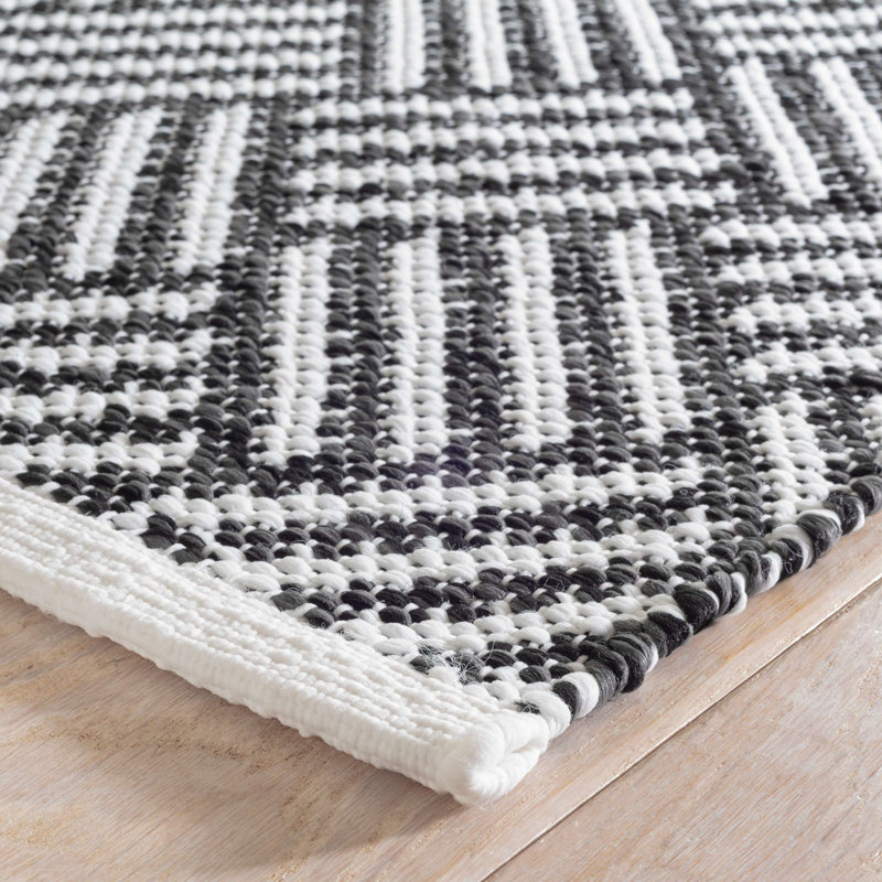 Crisscross Black Handwoven Indoor/Outdoor Rug, Runner 2'6" x 8'