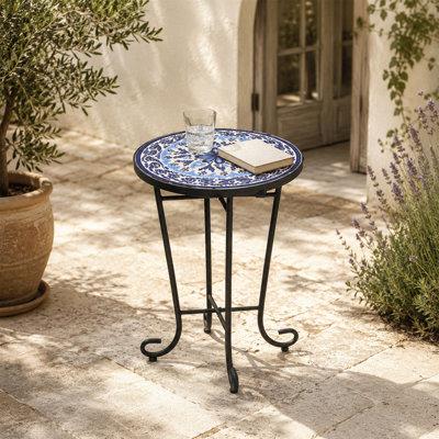 Table de bout de patio, double usage intérieur / extérieur: carreaux de céramique à motif peint avec une base en fer forgé et des pieds à volutes uniques, et une tablette en grillage métallique, style champêtre français