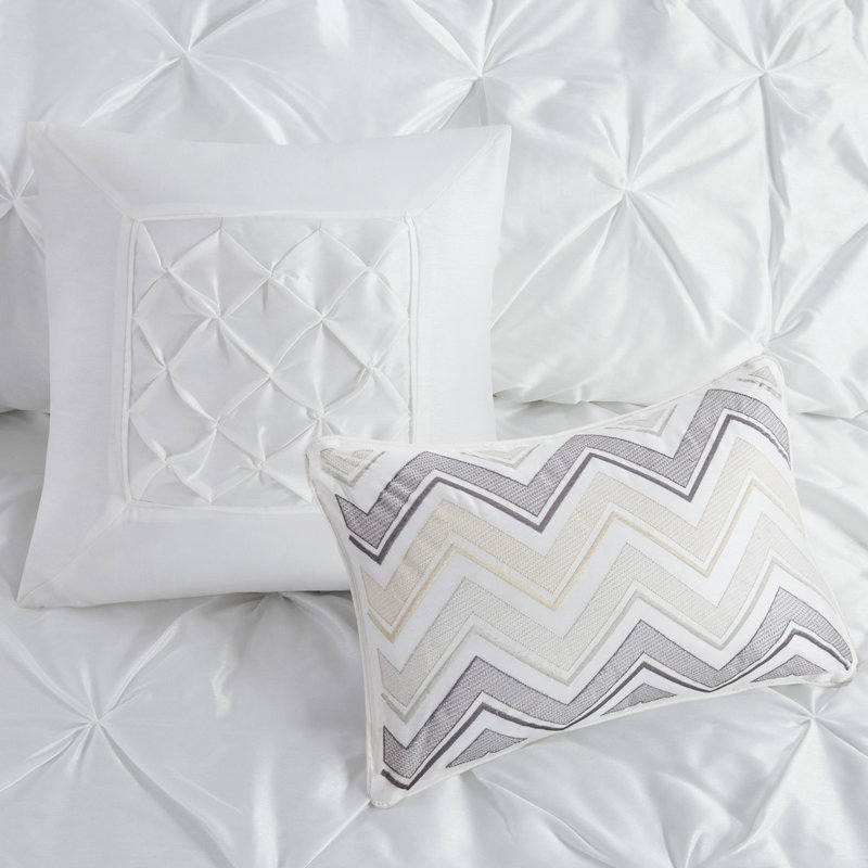 Édredon 7 pièces pour très grand lit de style blanc avec rembourrage comprenant 2 taies décoratives, 3 coussins décoratifs et une jupe de lit