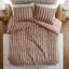 Ensemble de couette côtelée luxueuse 3 pièces en velours microfibre imitation fourrure, couleur moka, format king-135105740