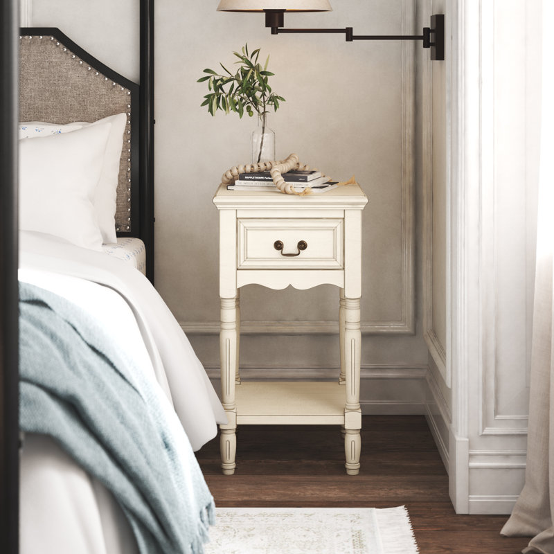 Liscomb 16'' W Nightstand, Antique White