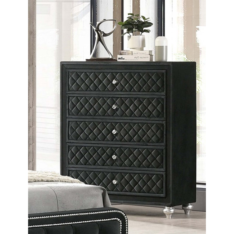 Commode élégante à 5 tiroirs avec façades capitonnées en velours et boutons en faux cristal, parfait pour le rangement glamour de la chambre à coucher