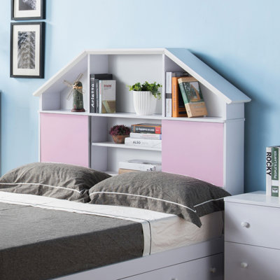 Tête de lit pour bibliothèque pleine grandeur avec deux portes coulissantes roses et sept tablettes, grain de bois blanc pour une stabilité structurelle, structure stable derrière l'espace pour les coussins