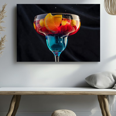 Toile Un verre à cocktail éclatant et éclatant en forme d'élégant art mural avec une tige et un grand bol se tient en évidence contre une toile d'art mural