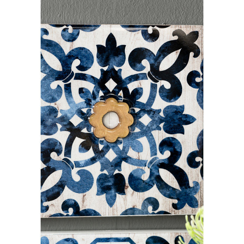 Ornement mural bleu, blanc et doré 9,5 po x 9,5 po. Cadre tendance pour la chambre à coucher. Complète les styles bohémiens. 95% bois de sapin, 5% papier. 5 livres. L 9,5 po x l 9,5 po x P 1,7 po.