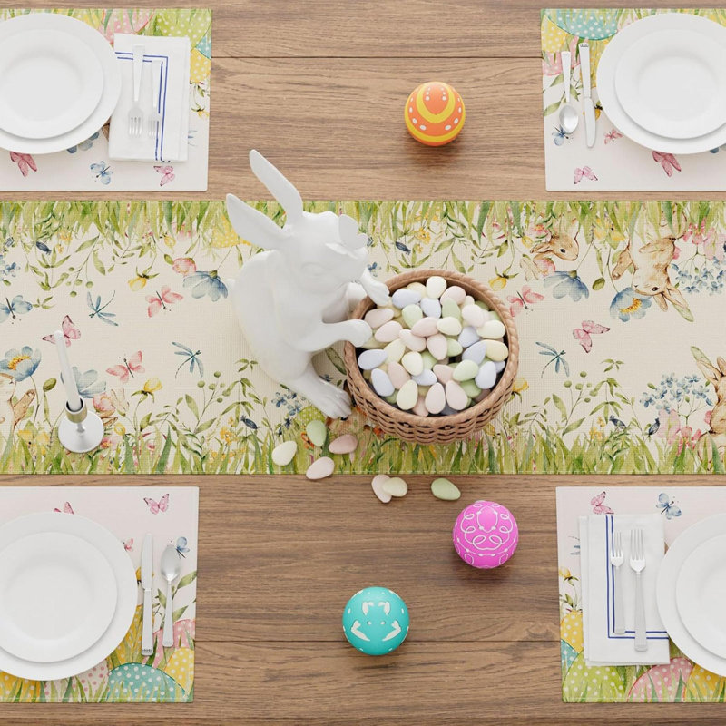 Eau, œuf de lapin mignon, fleurs d'herbe, lapins, table de Pâques, décoration de table pour la fête, cuisine, salle à manger, décor des fêtes