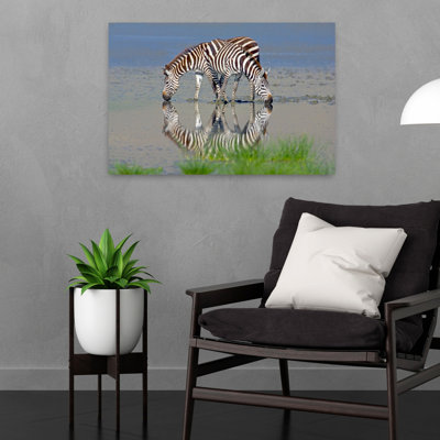 Deux zèbres Equus Burchelli Chapmani buvant de l'eau à partir d'une zone de conservation du lac Nhorongoro, région d'Arusha, Tanzanie, Afrique, art zébré contemporain
