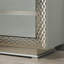 Table de chevet grise 1 pièce de style glam avec base de socle, moulure argentée et tiroir supérieur doublé de feutre