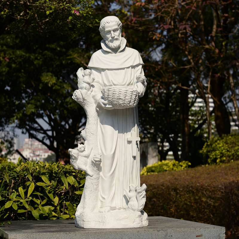Statue de Saint François avec des écureuils