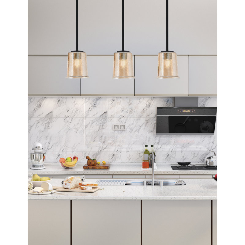 Mini suspension Arbelaez Stem Hung présentée en finition noir mat avec un verre ambré à bulles de 13,3 cm (5,25 po).