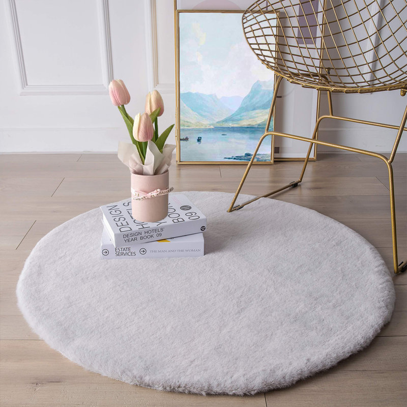 Tapis gris clair en fausse fourrure à poils longs tissé à la machine Khyrie, Rond 5 pi