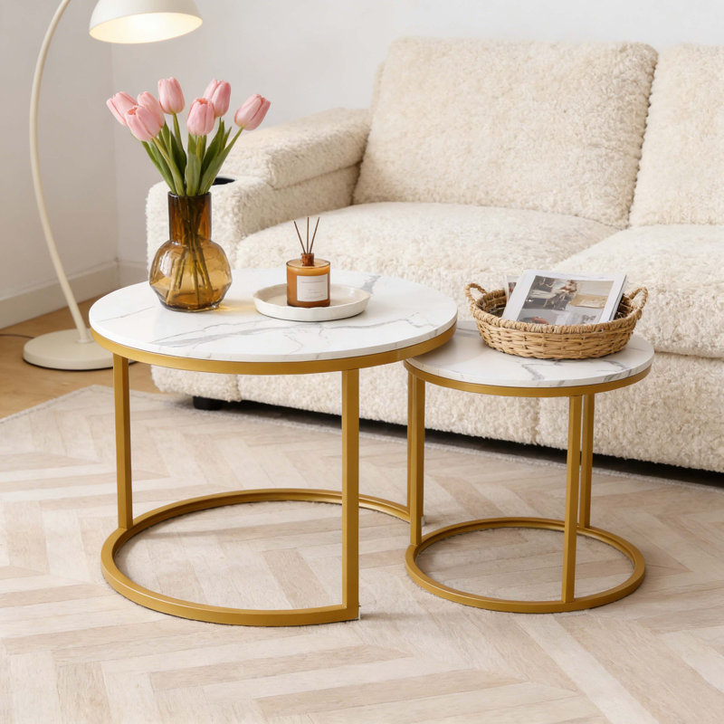 Ensemble 2 tables basses gigognes à plateau blanc et gris, cadre doré, tables rondes en marbre et motif circulaire, salon, chambre à coucher, appartement, table de chevet simple, industrielle