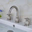 Robinet de salle de bain à fixation sur comptoir à deux poignées Juno en chrome, nickel brossé.