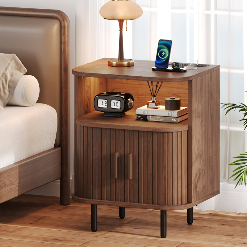 Ensemble de 2 tables de bout avec station de charge et lumière DEL (ensemble de 2), Noyer