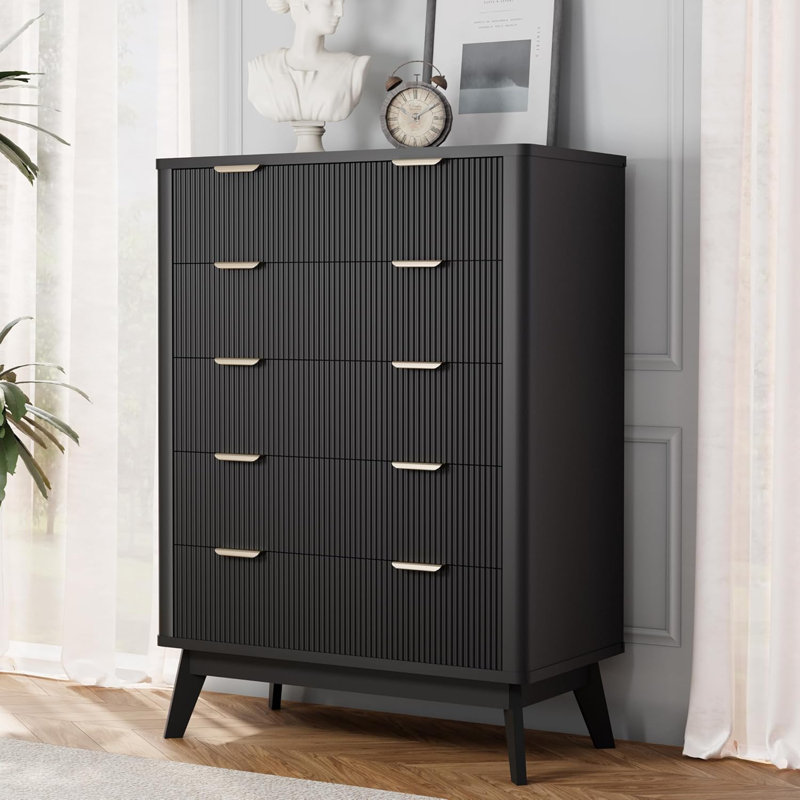 Commode 5 tiroirs cannelée en bois avec poignées en métal, Black