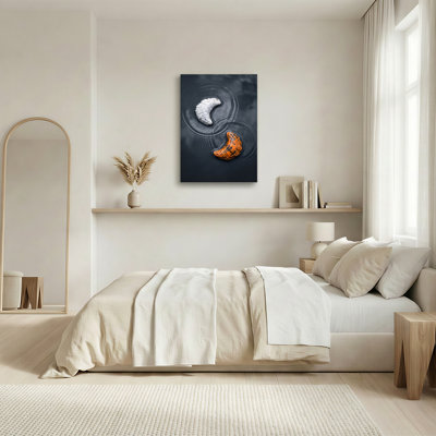 Toile flottante blanche et orange dans une eau ondulée foncée