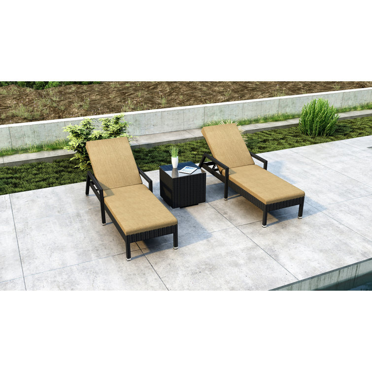 Ensemble de chaises longues Thornaby avec coussins et table