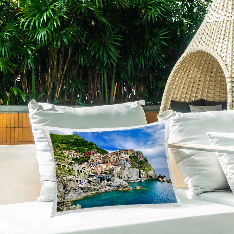 Coussin d'extérieur imprimé Townscape By The Sea par LSR Creative Studio, Rectangle H 14 po x l 20 po, Paysage urbain bleu
