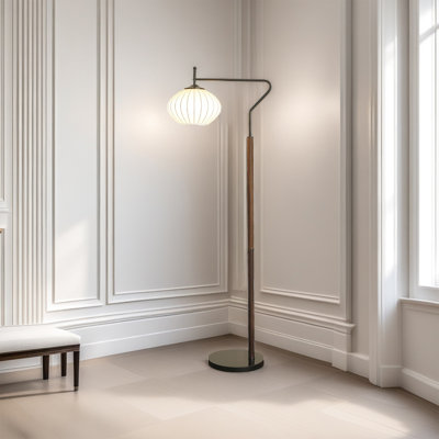 Lampe sur pied en noyer et en soie de style Mid-Century