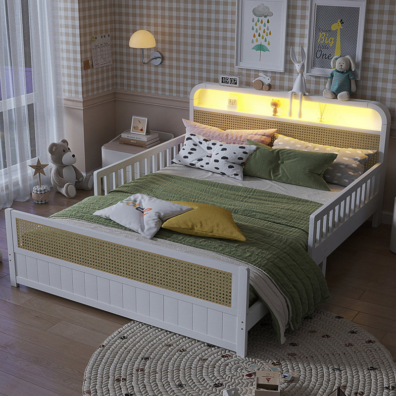 Structure de lit double en rotin avec lumières DEL et tête de lit à rangement, lit plateforme double avec barrières de sécurité