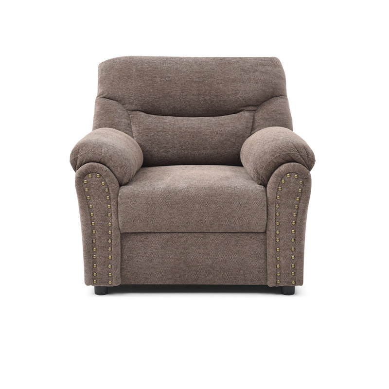 Chaise exquise avec accoudoirs évasés et garniture cloutée, alliant confort et style pour un ajout parfait à l'espace de vie