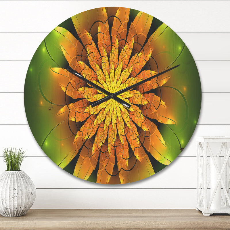 Horloge murale moderne en bois jaune vif sur fond vert, Moyenne