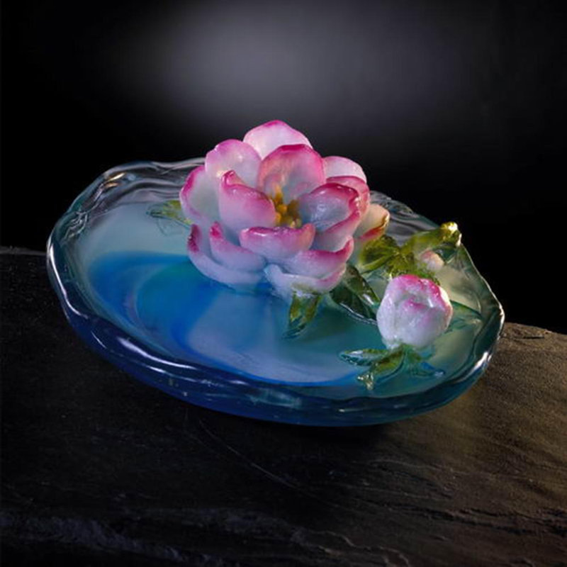 Figurines et sculptures faites à la main de plantes et de fleurs